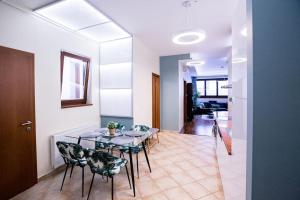 Posedenie v ubytovaní Urban Jungle Apartment in the Citycenter + 9 fotografií