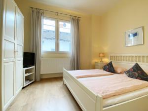 a bedroom with a bed and a window at Gemütlich und Zentral in Boppard in Boppard