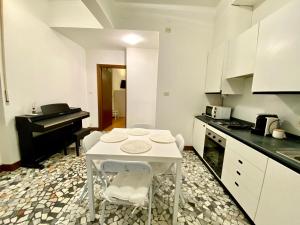 uma cozinha com uma mesa branca e um piano em B&B Dai Nonni em Verona mais 4 fotografias
