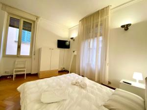 um quarto com uma cama branca com duas toalhas em B&B Dai Nonni em Verona