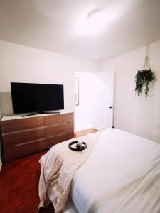 سرير أو أسرّة في غرفة في Plush 2 bedroom unit 5min Downtown Off Wellington