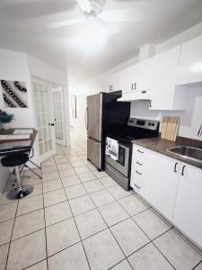 Een keuken of kitchenette bij Plush 2 bedroom unit 5min Downtown Off Wellington