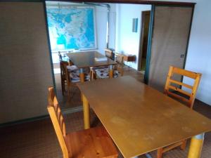 ein Esszimmer mit einem Holztisch und Stühlen in der Unterkunft Daramusara - Vacation STAY 13520 in Furano