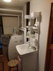 ein Bad mit einem Waschbecken und einem WC in der Unterkunft Daramusara - Vacation STAY 13520 in Furano