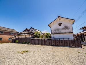 un edificio con una valla delante de una casa en ChikubuYuan - Vacation STAY 53624v en Nagahama