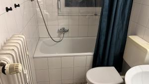 a bathroom with a tub and a toilet and a shower at Esslingen-Hegensberg Hegensbergerstrasse 22 in Oberesslingen