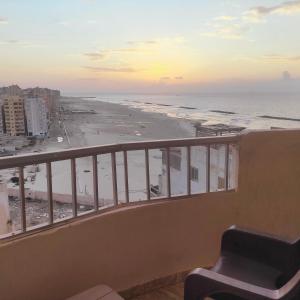 a balcony with a view of the beach at Flores casas de playa in Alexandria