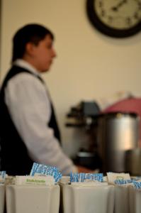 een man in een schort in een keuken met een rij toiletten bij Parque Hotel in San Salvador de Jujuy