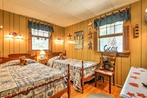 ein Schlafzimmer mit zwei Betten mit Teddybären drauf in der Unterkunft Pet-Friendly Cabin with Fire Pit, BBQ and Great Deck! in Williamsburg