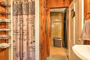 Un baño con cortina de ducha y lavabo. en Pet-Friendly Cabin with Fire Pit, BBQ and Great Deck!, en Williamsburg 17 fotos más