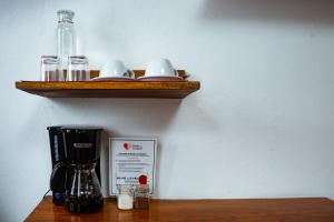 Hotel con Corazón Granada的咖啡和沏茶工具