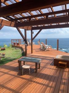 una terraza de madera con banco, mesa y sillas en Takahira Base - Vacation STAY 61542v, en Yakushima