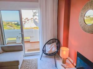 een woonkamer met een bank en een balkon bij Seaview Penthouse Valle Romano Golf in Estepona