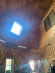 Cette chambre en bois dispose d'un plafond avec une grande fenêtre. dans l'établissement Takahira Base - Vacation STAY 61542v, à Yakushima