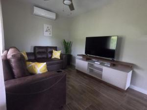 TV a/nebo společenská místnost v ubytování Single-Family Home With Gated Tropical Yard