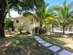 Zahrada ubytování Single-Family Home With Gated Tropical Yard