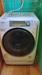 uma máquina de lavar roupa com uma gaiola em cima em Costa Blanca House - Vacation STAY 62301v em Minamiboso
