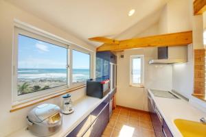 uma cozinha com vista para o oceano em Costa Blanca House - Vacation STAY 62301v em Minamiboso