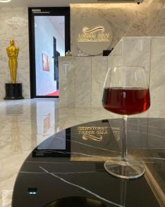 un bicchiere di vino seduto sopra un tavolo di Lisbon City Hollywood Hotel by City Hotels a Lisbona