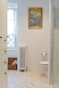 a bathroom with a sink and a toilet and a window at Villa colonial Jardin Algorta centro Puerto Viejo in Getxo