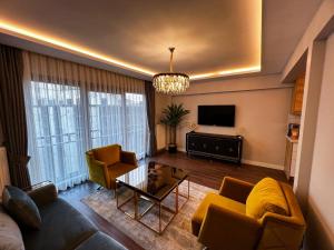 un soggiorno con divano, sedie e TV di Home of Galataport a Istanbul