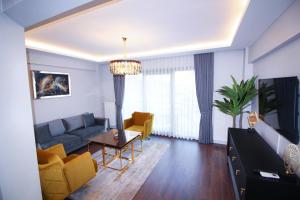 un soggiorno con divano e tavolo di Home of Galataport a Istanbul