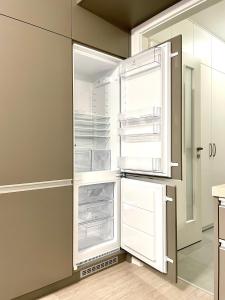 een lege koelkast met de deur open in een keuken bij Explore Bratislava in Bratislava
