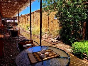 una mesa con un osito de peluche sentado encima en Lalck Cketi Hospedaje y Turismo, en San Pedro de Atacama