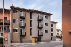 een appartementencomplex met balkons in een straat bij Residenza 3544 in Lumino