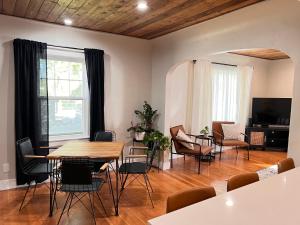 salon ze stołem i krzesłami w obiekcie New remodel! 3-bed house in heart of Carson City w mieście Carson City
