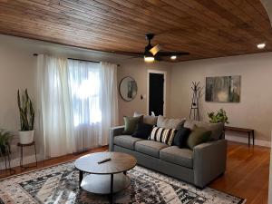 A seating area at New remodel! 3-bed house in heart of Carson City