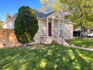 una casa blanca con una puerta roja y un patio en New remodel! 3-bed house in heart of Carson City, en Carson City