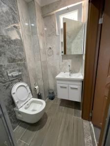 a bathroom with a toilet and a sink at KILIÇARSLAN OTEL in Çınarcık