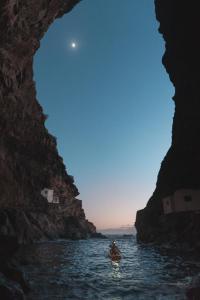 una persona in kayak in una grotta in acqua di Sunset Tijarafe a Tijarafe