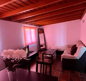 uma sala de estar com um sofá e uma mesa em Sunset Tijarafe em Tijarafe