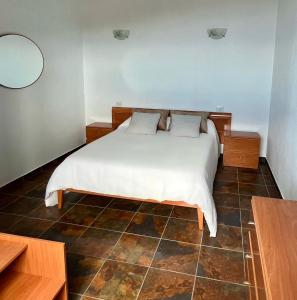 ein Schlafzimmer mit einem weißen Bett in einem Zimmer in der Unterkunft Sunset Tijarafe in Tijarafe
