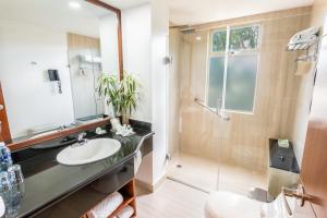 Un baño con lavabo y ducha en Sonesta Hotel Loja, en Loja