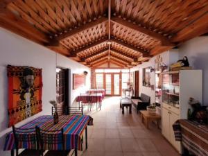 sala de estar amplia con mesa y sillas en Lalck Cketi Hospedaje y Turismo, en San Pedro de Atacama