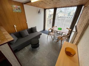 - un salon avec un canapé et une table dans l'établissement Appartement rdc calme6 pers, à Eaux-Bonnes