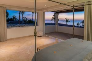 Un dormitorio con una cama y vista al mar. en Stunning 6bd Villa in Palmilla! Fully Staffed w Chauffeur and Yacht included!, en San José del Cabo 35 fotos más
