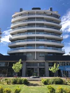 un gran edificio blanco con muchas ventanas en Positive Tower I 2A en Pinamar