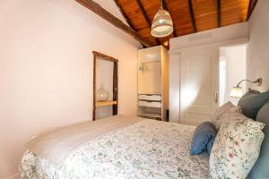 a bedroom with a bed and a mirror at Vivienda Vacacional Rosa Blanca in Arure
