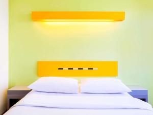 Postel nebo postele na pokoji v ubytování Ibis Budget Jakarta Cikini