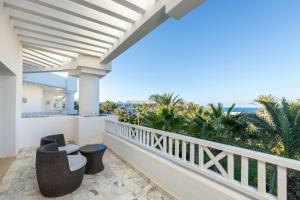 Elle comprend un balcon offrant une vue sur l'océan. dans l'établissement Radisson Blu Palace Resort & Thalasso, Djerba, à Houmt Souk