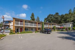 ein Parkplatz vor einem Hotel in der Unterkunft BEST WESTERN the Inn of Los Gatos in Los Gatos