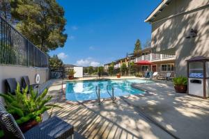 a swimming pool in the courtyard of a building at BEST WESTERN the Inn of Los Gatos in Los Gatos