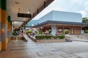 un centro comercial con gente caminando delante de él en Beach Apartment Jacuzzi Wifi in Santa Marta by Huespedia 402, en Santa Marta