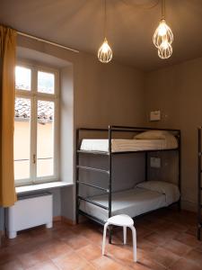 1 dormitorio con litera, silla y luces en Casa Conte Rosso en Avigliana