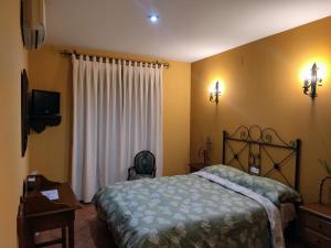 A bed or beds in a room at La Garzona
