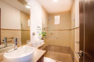Baðherbergi á CR MARIPOSA RENTALS Lakeview PENTHOUSE with office space, pool, gym, tennis